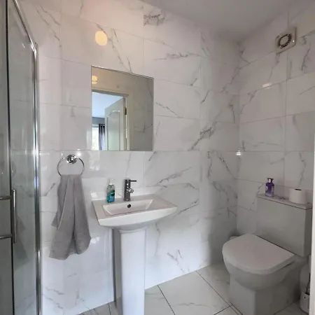 Beachside Bliss 3 Bedroom Retreat With Garden * ベティーズタウン