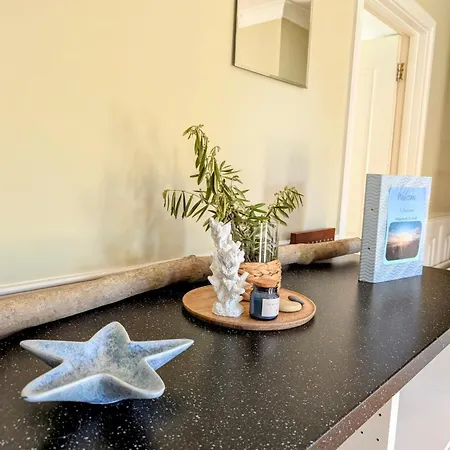 Beachside Bliss 3 Bedroom Retreat With Garden Dom wakacyjny *
