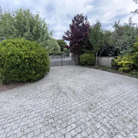 Beachside Bliss 3 Bedroom Retreat With Garden