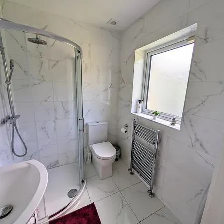 Beachside Bliss 3 Bedroom Retreat With Garden Semesterbostad