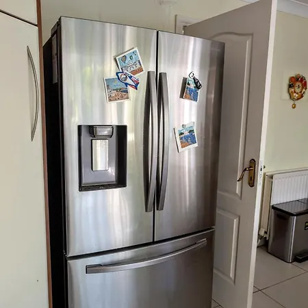 Beachside Bliss 3 Bedroom Retreat With Garden Semesterbostad *