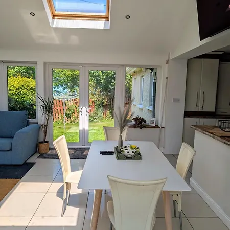 Beachside Bliss 3 Bedroom Retreat With Garden