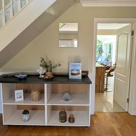 Beachside Bliss 3 Bedroom Retreat With Garden Semesterbostad *