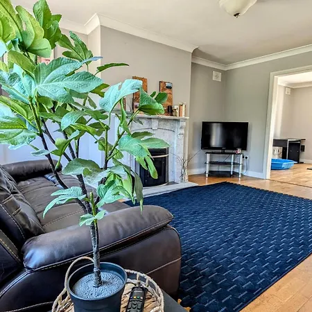 Semesterbostad Beachside Bliss 3 Bedroom Retreat With Garden *