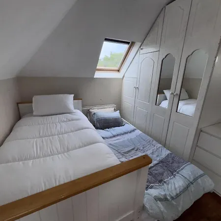 Beachside Bliss 3 Bedroom Retreat With Garden