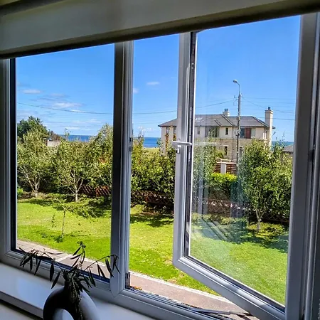 Beachside Bliss 3 Bedroom Retreat With Garden