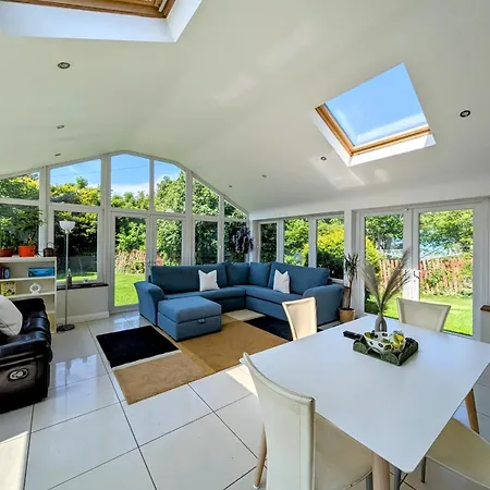 Beachside Bliss 3 Bedroom Retreat With Garden 別荘