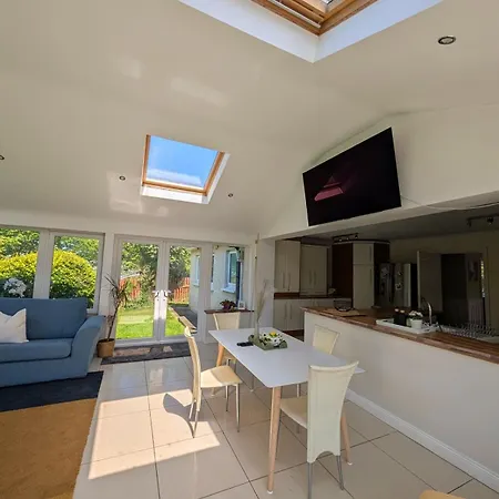 Dom wakacyjny Beachside Bliss 3 Bedroom Retreat With Garden *
